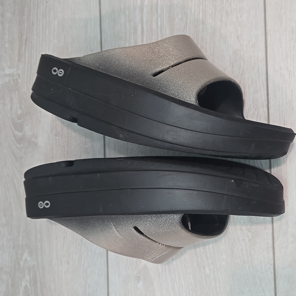 OOFOS Metallic Silver Slide Clogs - Picture 9 of 11